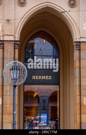 Munich, Allemagne - DEC 25, 2021: Marque Hermes et logo à l'entrée des magasins de luxe sur Maximilanstrasse, rue Maximilian à Munich, Allemagne. Banque D'Images