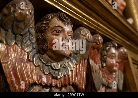 Cherubic fait face à l'autel du 17th siècle dans la chapelle Saint-Jean-Baptiste par le sculpteur galicien Mateo de Prado dans la cathédrale de Santa Mar Banque D'Images