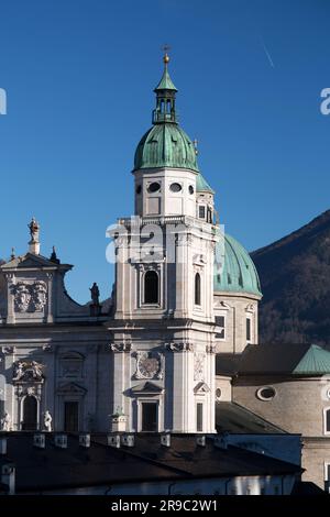 La cathédrale de Salzbourg ou Dom zu Salzburg dans la vieille ville, Altstadt Salzburg, Autriche. Banque D'Images