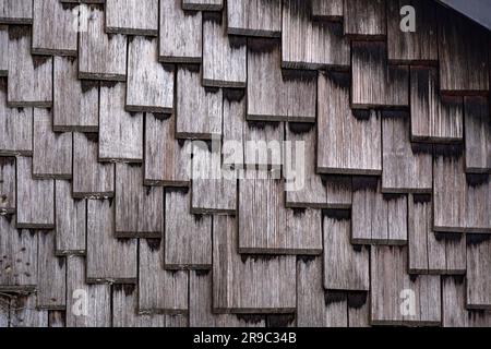 Gros plan de texture d'un mur recouvert de gros bardeaux en bois Banque D'Images