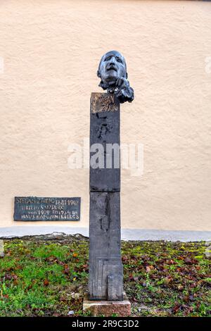 Salzbourg, Autriche - 27 décembre 2021: Mémorial de sculpture en bronze de buste de Stefan Zweig, le célèbre auteur autrichien, écrivain et journaliste. Banque D'Images