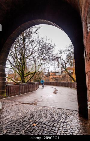 L'arche de pierre traverse le château de Nuremberg dans la vieille ville de Nuremberg, en Bavière, en Allemagne. Banque D'Images