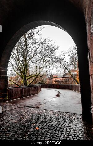 L'arche de pierre traverse le château de Nuremberg dans la vieille ville de Nuremberg, en Bavière, en Allemagne. Banque D'Images