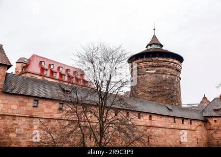 La tour de la nouvelle porte, Neutorturm dans la vieille ville de Nuremberg, Bavière, Allemagne. Banque D'Images