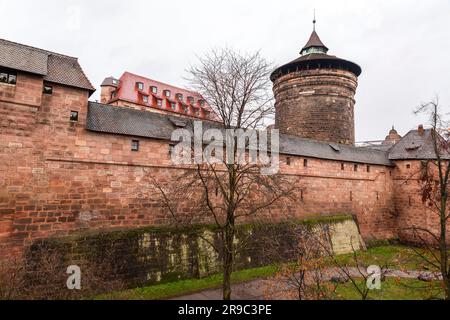 La tour de la nouvelle porte, Neutorturm dans la vieille ville de Nuremberg, Bavière, Allemagne. Banque D'Images