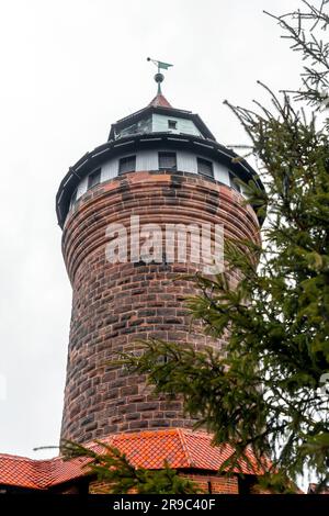 L'emblématique Tour Sinwell, partie du Kaiserburg, la fortification royale dans la vieille ville, Nuremberg, Bavière, Allemagne. Banque D'Images