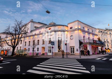 Salzbourg, Autriche - 27 décembre 2021 : le Théâtre national de Salzbourg (Salzburger Landestheater) à Salzbourg, Autriche, lieu pour l'opéra, le théâtre et dan Banque D'Images