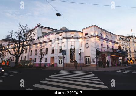 Salzbourg, Autriche - 27 décembre 2021 : le Théâtre national de Salzbourg (Salzburger Landestheater) à Salzbourg, Autriche, lieu pour l'opéra, le théâtre et dan Banque D'Images