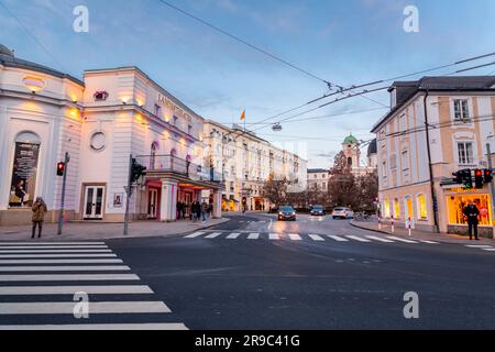 Salzbourg, Autriche - 27 décembre 2021 : le Théâtre national de Salzbourg (Salzburger Landestheater) à Salzbourg, Autriche, lieu pour l'opéra, le théâtre et dan Banque D'Images