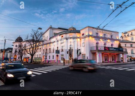 Salzbourg, Autriche - 27 décembre 2021 : le Théâtre national de Salzbourg (Salzburger Landestheater) à Salzbourg, Autriche, lieu pour l'opéra, le théâtre et dan Banque D'Images