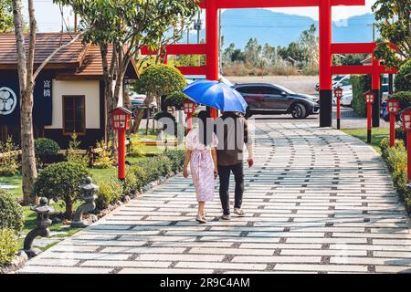 KANCHANABURI -THAÏLANDE, AVRIL 1 ,2023 : touristes non identifiés viennent visiter et prendre des photos avec restaurant et café avec un beau jardin décoré Banque D'Images