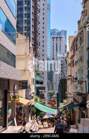 Marché de rue, pente raide, grands bâtiments paysage, niveaux moyens, Hong Kong, SAR, Chine Banque D'Images