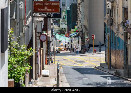 Marché de rue, pente raide, grands bâtiments paysage, niveaux moyens, Hong Kong, SAR, Chine Banque D'Images