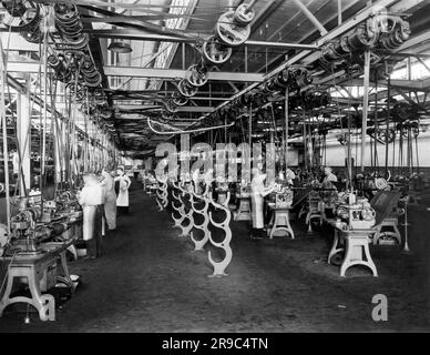 Cleveland, Ohio: c. 1932 Un point de vue des travailleurs du département des machines à vis de la société Addressograph-Multigraph. Banque D'Images