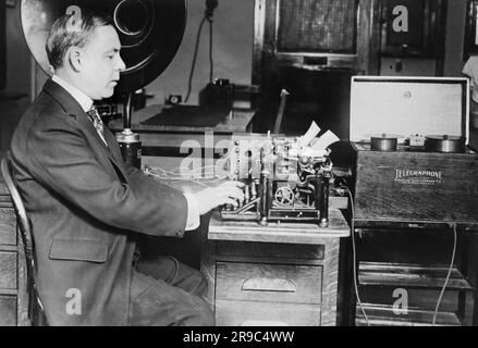 Washington, D.C.: 11 mai 1922 H.P. O'Reilly tape une version écrite du discours inaugural du président Harding qui a été enregistré sur un télégraphe. Il s'agit d'une nouvelle invention qui utilise dix miles de fil d'acier pour enregistrer le discours et puis il peut être lu à travers une machine de reproduction. Banque D'Images