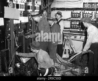 New York, New York: 1936 la salle de contrôle des opérations pour le nouveau panneau électrique de Wrigley's Spearmint Gum sur Times Square. C'est un bloc complet entre 44th et 45th Street sur Broadway. Ici, l'équipage travaille avec une partie des sept tonnes et demie d'équipement électrique. Banque D'Images