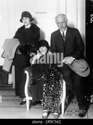 New York, New York: 2 novembre 1923 a noté l'explorateur norvégien de l'Arctique et prix Nobel de la paix Dr Fridtjof Nansen alors qu'il arrive aux États-Unis avec sa femme et sa fille pour donner une série de conférences sur l'Europe. Banque D'Images