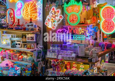 Boutique de souvenirs du marché Stanley vendant des enseignes et des jouets au néon, Hong Kong, SAR, Chine Banque D'Images