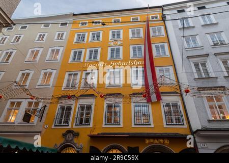 Salzbourg, Autriche - 27 décembre 2021 : vue extérieure du lieu de naissance du célèbre compositeur autrichien Mozart dans la vieille ville de Salzbourg, Autriche. Banque D'Images