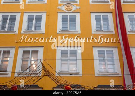 Salzbourg, Autriche - 27 décembre 2021 : vue extérieure du lieu de naissance du célèbre compositeur autrichien Mozart dans la vieille ville de Salzbourg, Autriche. Banque D'Images