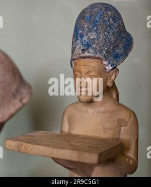 Statue d'Ahkenaten portant la couronne bleue. Le Musée égyptien du Caire. Banque D'Images