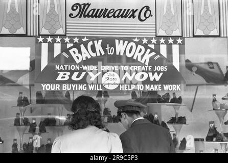 San Antonio, Texas: Mars 1939 Un homme militaire et une femme vitrine dans un grand magasin dans le district mexicain de San Antonio. Banque D'Images