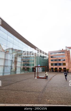 Nuremberg, Allemagne - DEC 28, 2021: Neues Museum Nurnberg (NMN) est un musée d'art et de design moderne et contemporain à Nuremberg. Banque D'Images