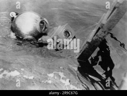 Berlin, Allemagne: c. 1932 le photographe et photojopurnaliste Willie Ruge se prépare à prendre les premières photographies sous-marines à l'extérieur d'une cloche de plongée. Ruge a commenté : « descendre avec notre appareil photo a été une tâche incroyable. Indépendamment de nos chaussures de 36 livres et de nos costumes de 284 livres, nous ne pourrions pas pour la vie de nous maintenir une position perpendiculaire. Banque D'Images