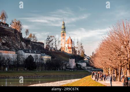 Salzbourg, Autriche - 27 décembre 2021: Bâtiments autour de la rivière Salzach près de la vieille ville, Altstadt Salzbourg, Autriche. Banque D'Images