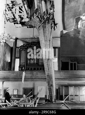 East Bridgewater, Massachusetts:  September 23, 1938 The steeple of the First Unitarian church was on the outside, but the hurricane on September 21 snapped it off at the base and hurled it through the roof into the pews. Banque D'Images