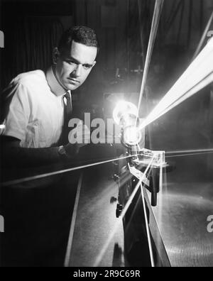 Malibu, Californie : 1964 lumière émise par un laser à ions argon à ondes continues de haute puissance dans les laboratoires de recherche de Hughes Aircraft. Il s'agit d'un laser de puissance de huit watts. Banque D'Images