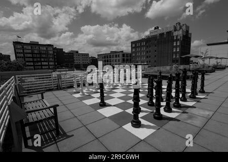 Jeu d'échecs grandeur nature sur le patio sur le toit, Kansas City Central Library, Missouri Banque D'Images