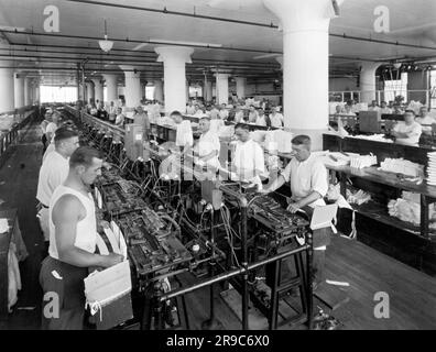 Troy, New York : c. 1933 le département de tournage de col de l'usine de vêtements de Cluett Peabody & Co., fabricant de chemises de marque Arrow. Banque D'Images