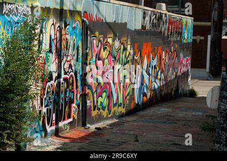 Graffitti dans le quartier des bibliothèques du centre-ville de Kansas City Banque D'Images