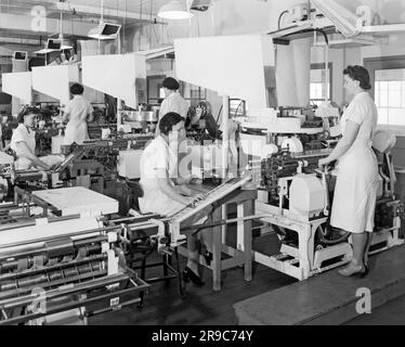 Greensboro, Caroline du Nord : août 1942 femmes travaillant dans le département d'emballage de l'usine Vicks Ttoussez Drops. Banque D'Images