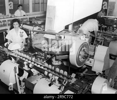 Greensboro, Caroline du Nord : août 1942 femmes travaillant dans la chaîne de production de l'usine Vicks Ttoussez Drops. Banque D'Images