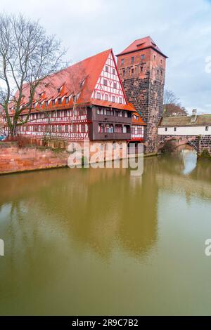 Nuremberg, Allemagne - DEC 28, 2021: Le Henkersteg, également Langer Steg, est une passerelle en bois au-dessus de la Pegnitz à Nuremberg. Banque D'Images