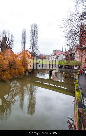 Nuremberg, Allemagne - DEC 28, 2021: Le Henkersteg, également Langer Steg, est une passerelle en bois au-dessus de la Pegnitz à Nuremberg. Banque D'Images