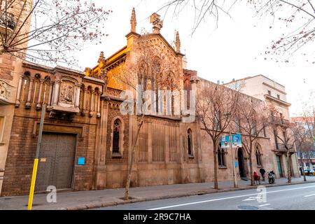 Barcelone, Espagne - 10 FÉVRIER 2022 : l'extérieur de la Basilique de la conception pure à Barcelone, Espagne. Banque D'Images