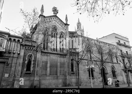 Barcelone, Espagne - 10 FÉVRIER 2022 : l'extérieur de la Basilique de la conception pure à Barcelone, Espagne. Banque D'Images