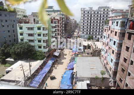 Dhaka Bangladesh 25jun2023, malgré l'interdiction de la corporation de la ville, la cabane de Qorbani est assise sur la route cette photo a été prise dhaka meradia marché de bétail Banque D'Images