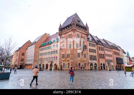 Nuremberg, Allemagne - DEC 28, 2021: La Nassauer Haus ou Schluselfeldersche Stiftungshaus de Nuremberg est une tour résidentielle médiévale dans le Lorenzer Banque D'Images