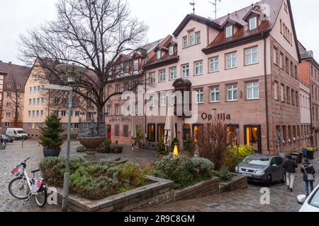 Nuremberg, Allemagne - 28 décembre 2021 : architecture allemande typique à colombages dans les rues de la vieille ville de Nuremberg, Bavière, Allemagne. Banque D'Images
