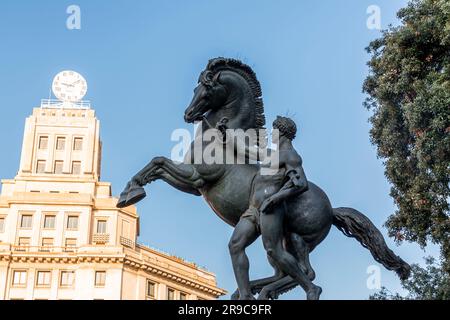 Barcelone, Espagne - 10 février 2022 : statue équestre sur la place de Catalogne, la Plaça de Catalunya à Barcelone, Espagne. Banque D'Images