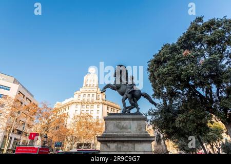 Barcelone, Espagne - 10 février 2022 : statue équestre sur la place de Catalogne, la Plaça de Catalunya à Barcelone, Espagne. Banque D'Images