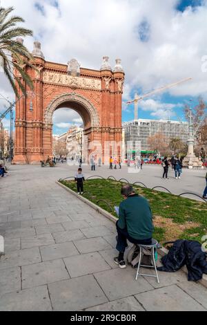 Barcelone, Espagne - 10 février 2022: Homme senior dessinant des croquis de l'Arche du Triumphal, Arc de Triomf à Barcelone. Banque D'Images