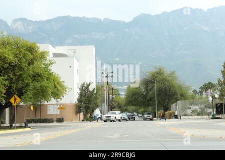 Mexique, San Pedro Garza Garcia - 26 août 2022: Bâtiment moderne et voitures près de belles montagnes Banque D'Images