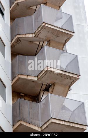 Vue sur la ville et l'architecture générique dans les quartiers résidentiels modernes de Gérone. Banque D'Images