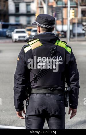 Barcelone, Espagne - 10 FÉVRIER 2022 : policier de garde urbaine dans son uniforme, en service dans les rues de Barcelone, Espagne. Banque D'Images