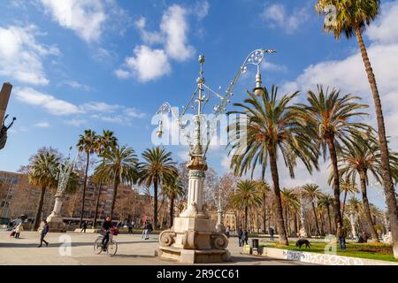 Barcelone, Espagne - 10 FÉVRIER 2022 : lampadaire métallique orné, décoration urbaine traditionnelle à Barcelone, Espagne. Banque D'Images